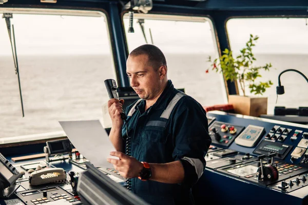 Oficial de navegação da Marinha está reportando por rádio VHF — Fotografia de Stock