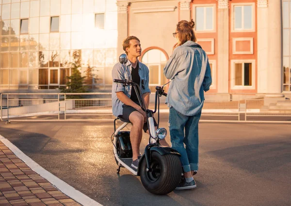 Urocza młoda szczęśliwa para z rower elektryczny — Zdjęcie stockowe