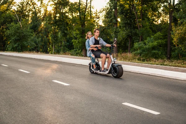 Mooie jonge paar daten met elektrische fiets. — Stockfoto