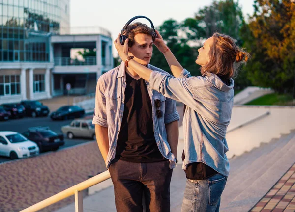 Preciosa pareja joven hipster citas durante el atardecer de verano . — Foto de Stock