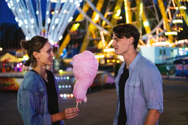 Preciosa pareja joven hipster citas durante el atardecer de verano . — Foto de Stock