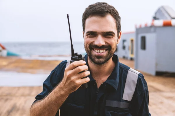 Oficial de cubierta o oficial en jefe de puente en la cubierta del buque o buque — Foto de Stock