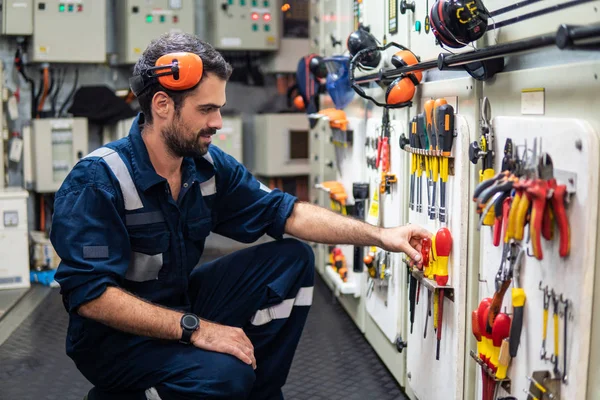 Mariene werktuigkundige werken in machinekamer — Stockfoto