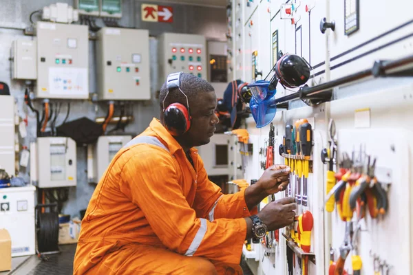 Ingeniero de marina trabajando en sala de máquinas — Foto de Stock