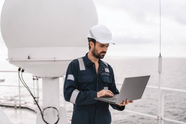 Servis teknisyeni veya asker Vsat terminal yakınındaki