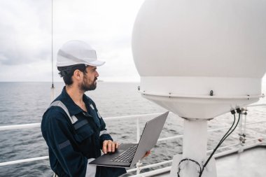 Servis teknisyeni veya asker Vsat terminal yakınındaki