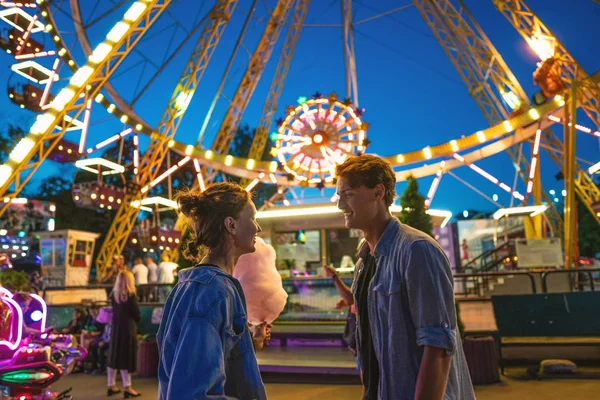 Preciosa pareja joven hipster citas durante el atardecer de verano . — Foto de Stock