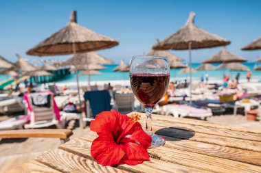 suyu renk kokteyl ve şarap turistik tatil sırasında