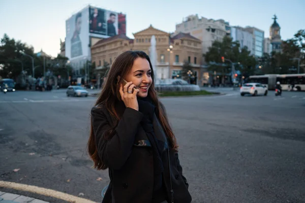 젊은 사업가 광장을 통해 산책 하 고 전화에 말하기 — 스톡 사진