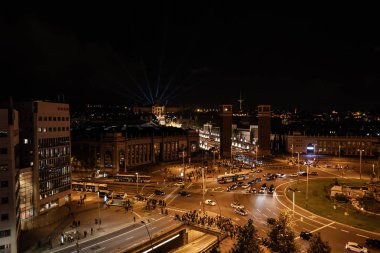 Plaza de Espana Barcelona, gece, trafik ışıkları üstten görünüm