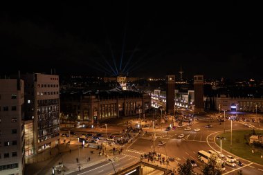 Plaza de Espana Barcelona, gece, trafik ışıkları üstten görünüm