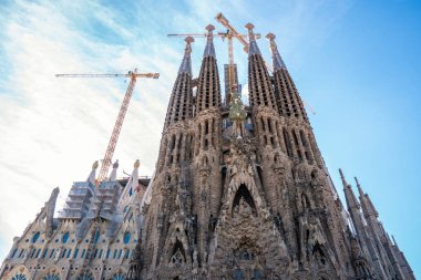 Ön görünüm Sagrada Familia. Vinçler are hareketsiz çalışma