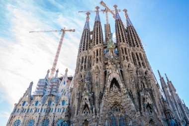 Ön görünüm Sagrada Familia. Vinçler are hareketsiz çalışma