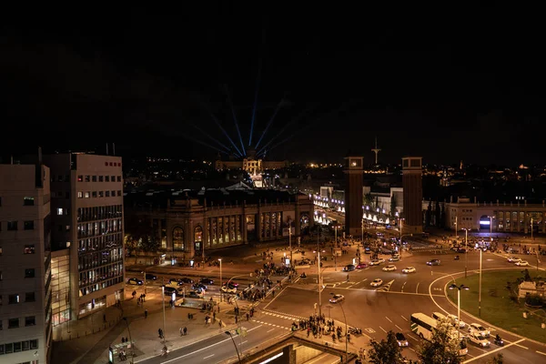 Plaza de Espana in Barcelona, bovenaanzicht nachts, verkeerslichten — Stockfoto