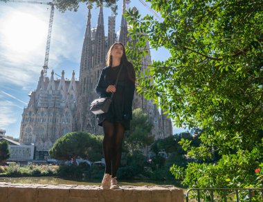 Avrupa'nın muhteşem Gotik Kilisesi arkasında poz güzel kız