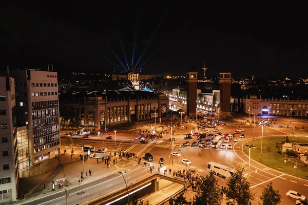 Plaza de Espana Barcelonában, felülnézet éjjel, közlekedési lámpák — Stock Fotó