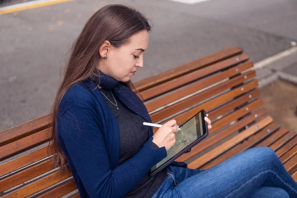 Mujer dibujo en tableta digital con lápiz lápiz . — Foto de Stock