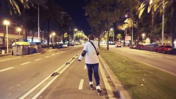 Sports roller girl skating at night in the city — Stok Video