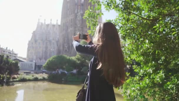 Turystyczna kobieta sprawia, że zdjęcia z telefonu w miejsce turystyczne. — Wideo stockowe
