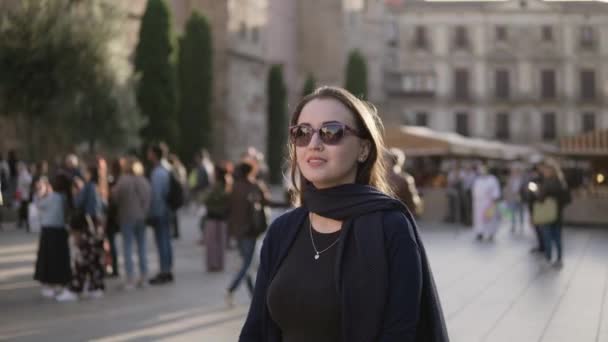 Mujer de negocios mirando a su alrededor y caminando en la plaza de la ciudad, concepto de turismo — Vídeo de stock