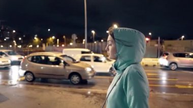 Yorgun kız işten sonra karanlık bir sokakta yürümek. Gece şehir hayatı