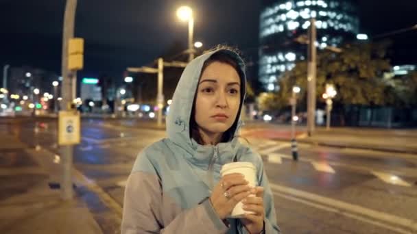 4k disparo de una chica con café para llevar en la ciudad de la noche — Vídeos de Stock