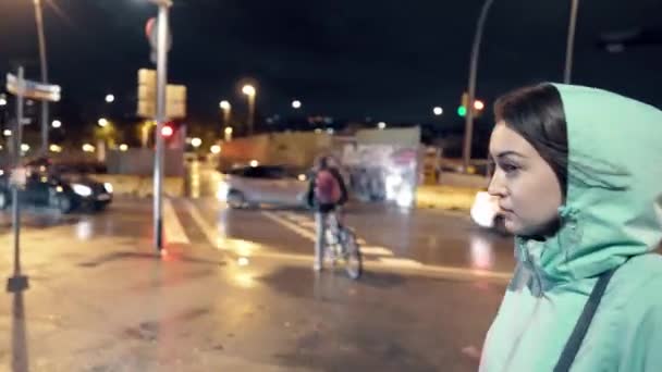 Chica cansada caminando en una calle oscura después del trabajo. Vida nocturna de ciudad — Vídeos de Stock