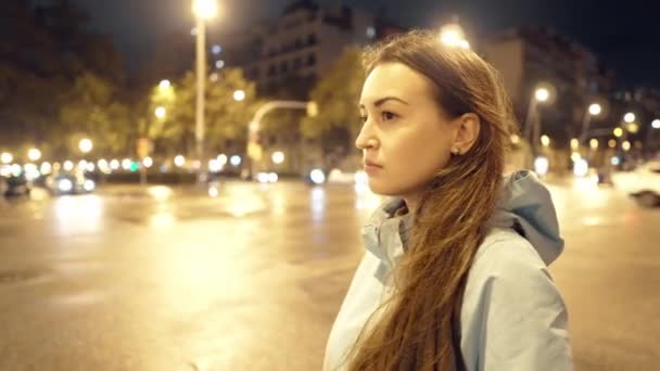 Yorgun kız işten sonra karanlık bir sokakta yürümek. Gece şehir hayatı — Stok video