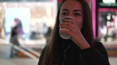 kahve gece kentin sips bir kız kadeh Slowmotion