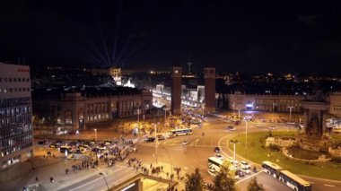 Plaza de Espana Barcelona, gece, trafik ışıkları üstten görünüm