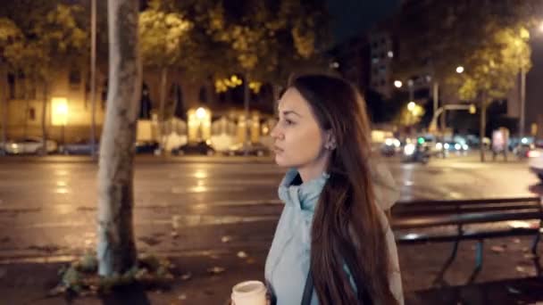 Müdes Mädchen, das nach der Arbeit auf einer dunklen Straße spaziert. Nachtleben in der Stadt — Stockvideo