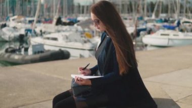 Çizim kadın çizimlerine açık skeçler. Avuç içi ve arka plan üzerinde Yatlar