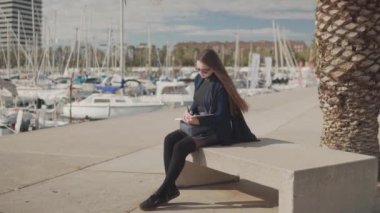 Çizim kadın çizimlerine açık skeçler. Avuç içi ve arka plan üzerinde Yatlar