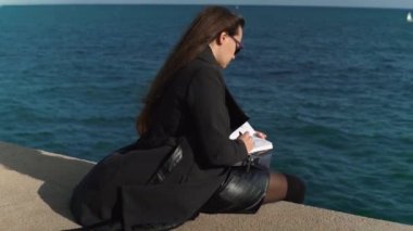 Çizim kadın çizimlerine açık havada denize yakın skeçler. atış slowmotion