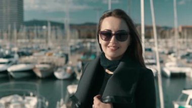 Yat ve tekne arkasında bir sürü yürüyüş güneş gözlüklü kadın