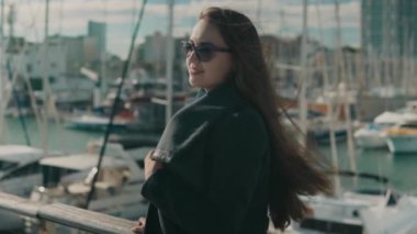 Yat ve tekne arkasında bir sürü yürüyüş güneş gözlüklü kadın