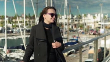 Yat ve tekne arkasında bir sürü yürüyüş güneş gözlüklü kadın