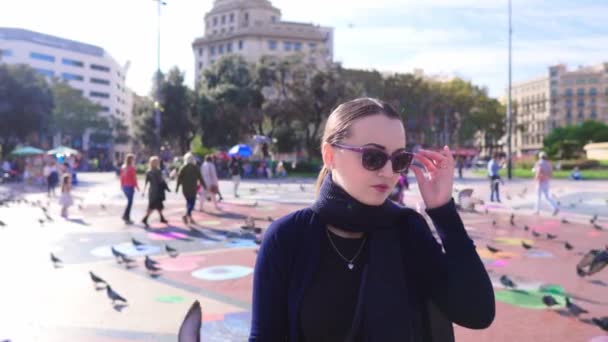 Деловая женщина оглядывается и ходит по городской площади, туристическая концепция — стоковое видео