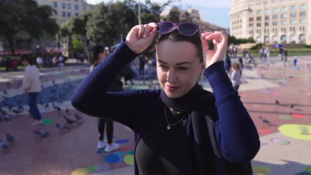 Mujer de negocios mirando a su alrededor y caminando en la plaza de la ciudad, concepto de turismo — Vídeos de Stock