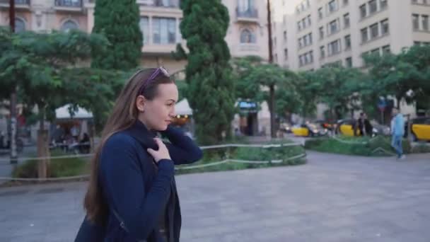 Επιχειρήσεων γυναίκα κοιτάζοντας γύρω και το περπάτημα στην πόλη τετράγωνο, έννοια του τουρισμού — Αρχείο Βίντεο