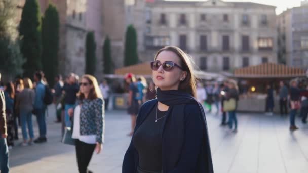 Mujer de negocios mirando a su alrededor y caminando en la plaza de la ciudad, concepto de turismo — Vídeos de Stock