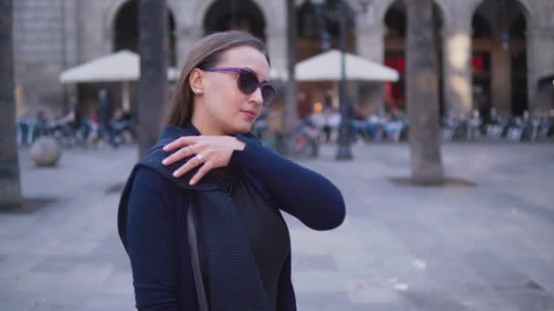 Mujer de negocios mirando a su alrededor y caminando en la plaza de la ciudad, concepto de turismo — Vídeos de Stock