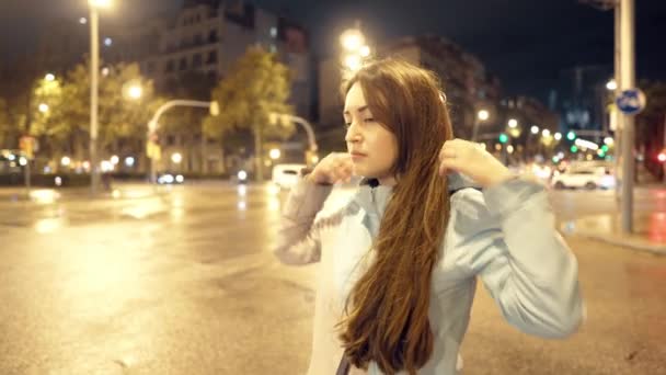 Chica cansada caminando en una calle oscura después del trabajo. Vida nocturna de ciudad — Vídeos de Stock