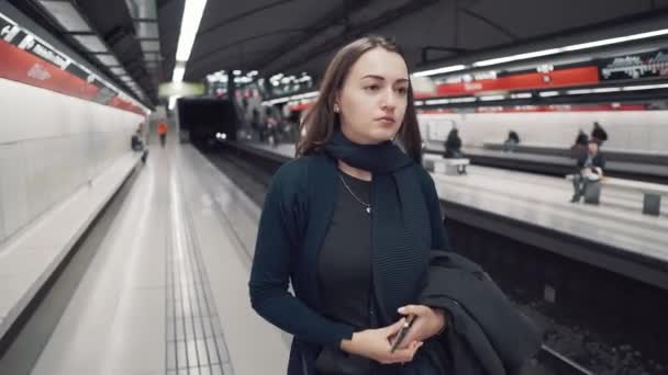 Jong meisje lopen op platform en wachten de trein te komen — Stockvideo