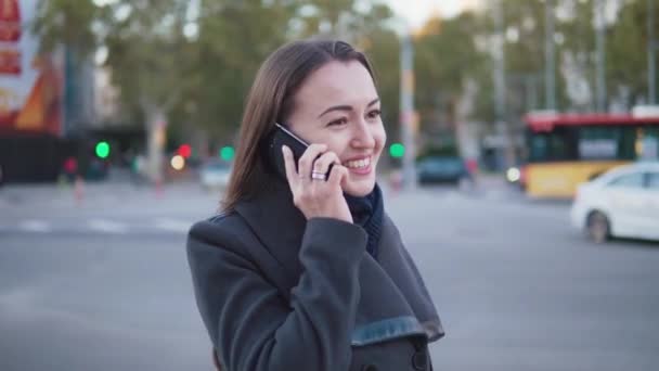 Femme d'affaires à la mode parlant au téléphone sur la place de la ville — Video