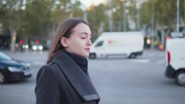 Retrato de una joven empresaria caminando por las calles de la ciudad — Vídeo de stock