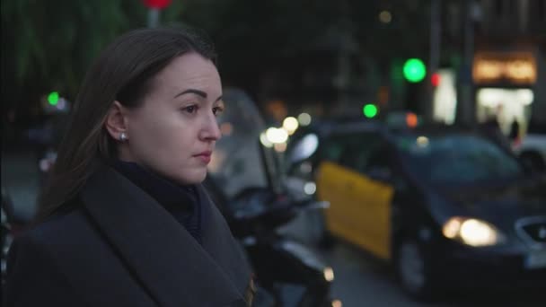 4k-Aufnahme eines müden traurigen Mädchens, das darauf wartet, die Straße zu überqueren — Stockvideo