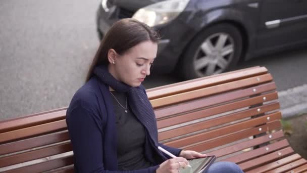 一个女人用手写笔在数字平板电脑上画画的缓慢镜头 — 图库视频影像