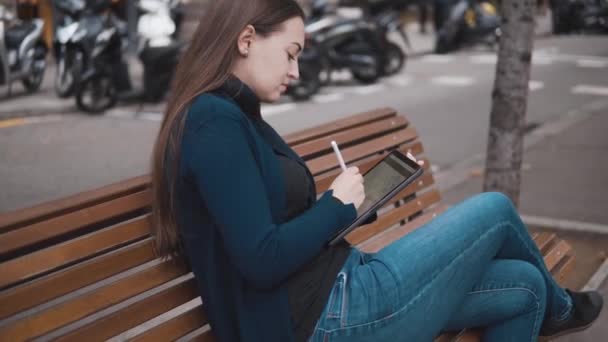 Повільний знімок жінки, що малює на цифровому планшеті зі стилусом олівцем — стокове відео