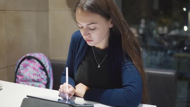 Медленный снимок женщины, рисующей на цифровой планшет стилусом — стоковое видео